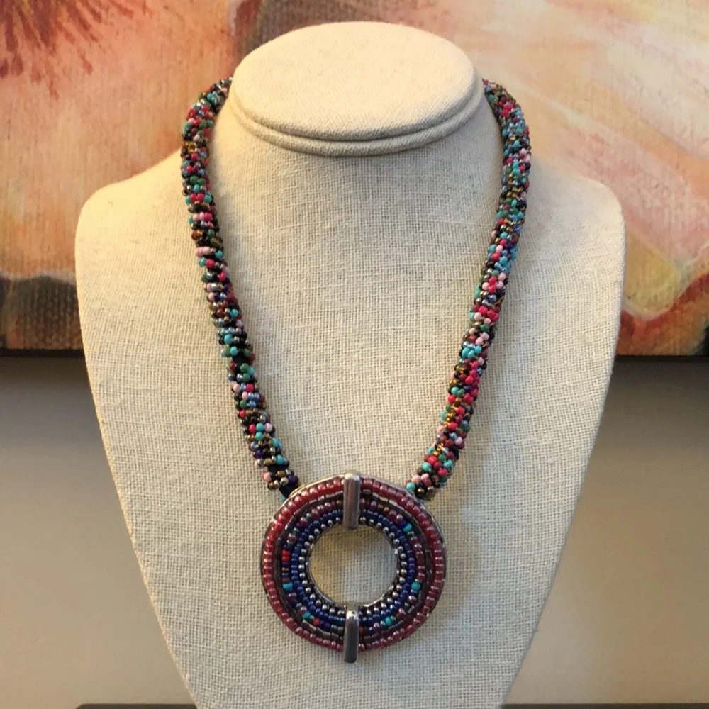 Beaded necklace and earrings set - Picture 3 of 7
